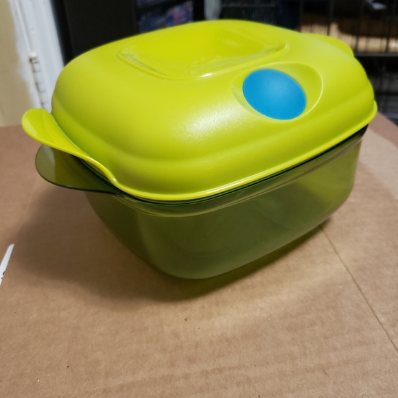 Tupperware microwave container - Picture 3 of 3